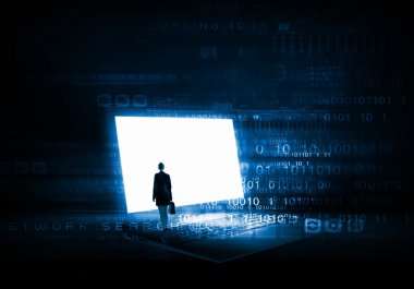 Büyük laptop duran kadın