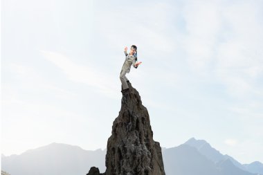 Kafasına kravat ile