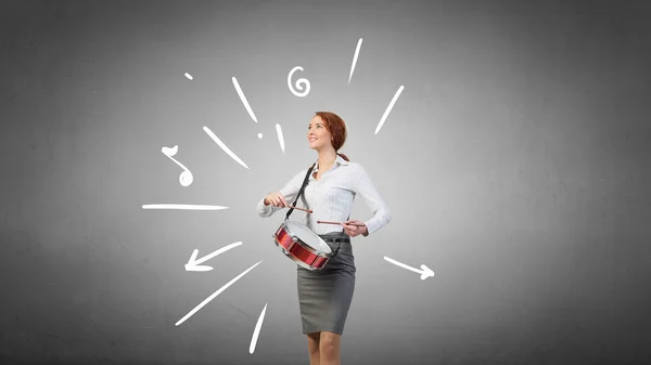 Zakenvrouw bespelen van drums — Stockfoto