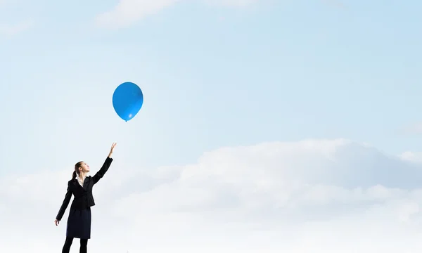 Mujer con globo — Foto de Stock