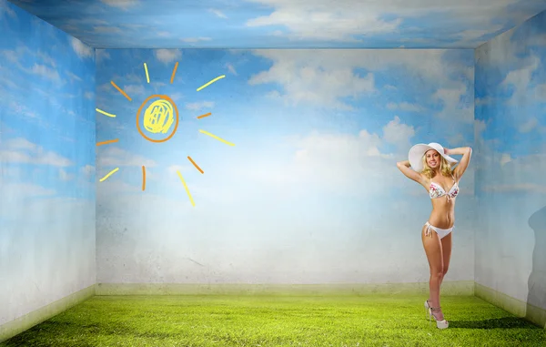 Flicka i vit bikini — Stockfoto