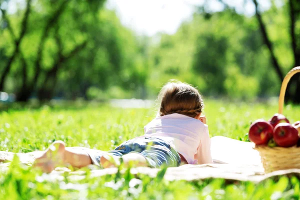 Pige i parken - Stock-foto