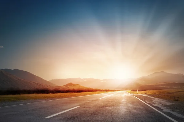 Puesta de sol sobre carretera — Foto de Stock