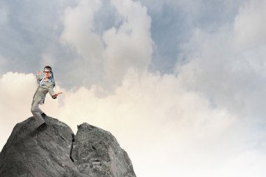 Kafasına kravat ile