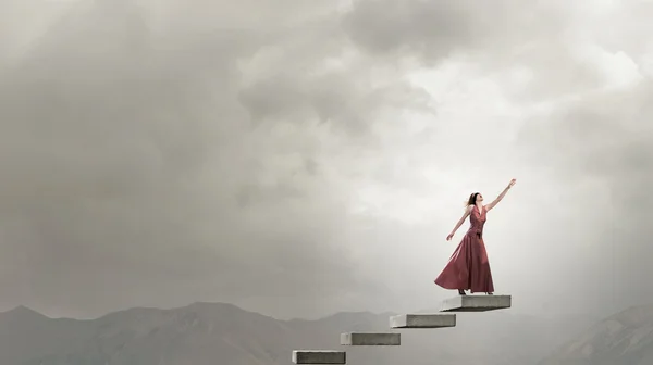 Frau läuft auf Treppe — Stockfoto