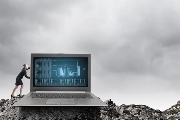 Frau mit Laptop — Stockfoto