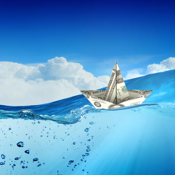 水でドルの船 — ストック写真