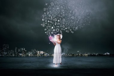 Laptop kullanan bayan