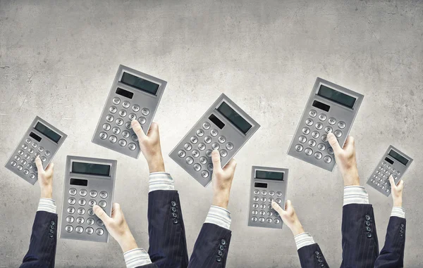 Calculator in handen — Stockfoto