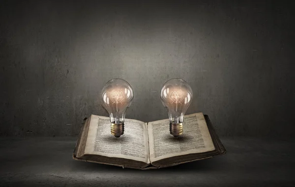 Bok och lampa — Stockfoto