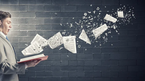 Hombre de negocios con libro — Foto de Stock