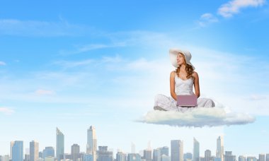 Laptop kullanan bayan