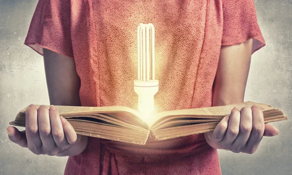 Ragazza con libro — Foto Stock