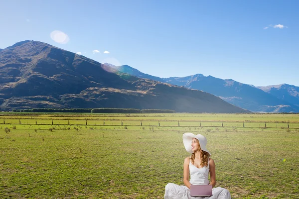 Señora usando portátil — Foto de Stock