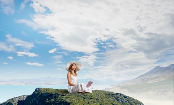 Lady using laptop — Stock Photo, Image