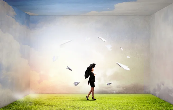 Frau mit Regenschirm — Stockfoto