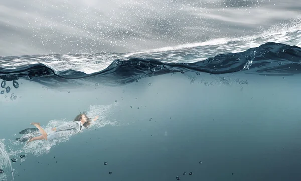 Бизнесвумен под водой — стоковое фото