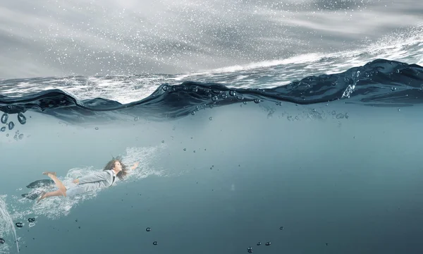 Femme d'affaires sous l'eau — Photo