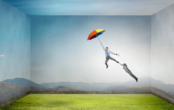 Homme s'échappant sur parapluie — Photo