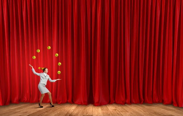 Бизнесвумен жонглирует мячами — стоковое фото