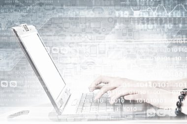 Dizüstü bilgisayar kullanan kadın