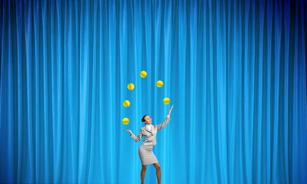 Бизнесвумен жонглирует мячами — стоковое фото