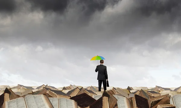 Geschäftsmann mit Regenschirm — Stockfoto