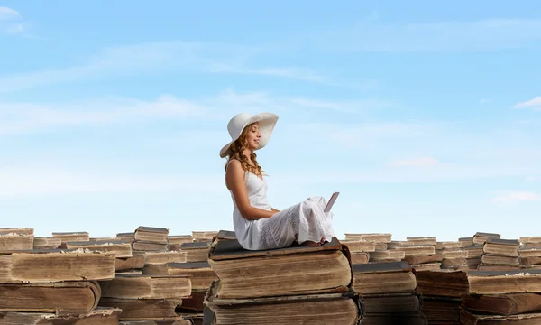 Lady using laptop — Stock Photo, Image