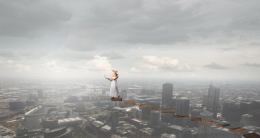 Laptop kullanan bayan