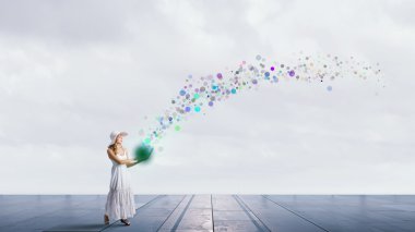 Laptop kullanan bayan