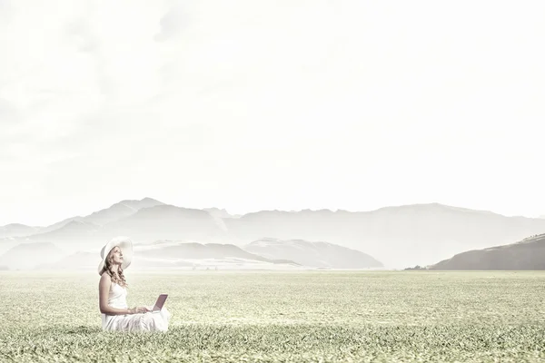 Lady using laptop — Stock Photo, Image