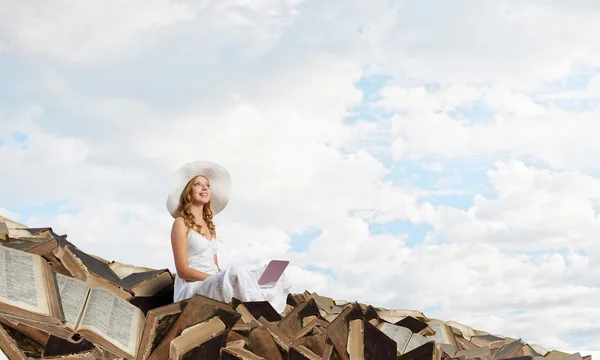 Lady using laptop — Stock Photo, Image