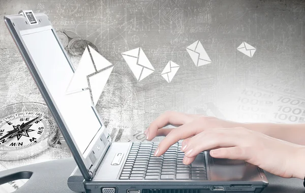 Woman using laptop — Stock Photo, Image