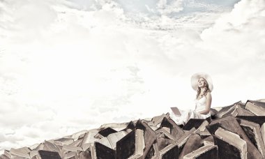 Laptop kullanan bayan