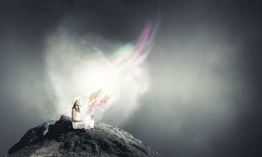 Laptop kullanan bayan