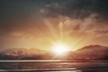 Sunrise dağlar yukarıda