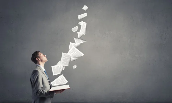 Hombre de negocios con libro — Foto de Stock