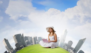 Laptop kullanan bayan