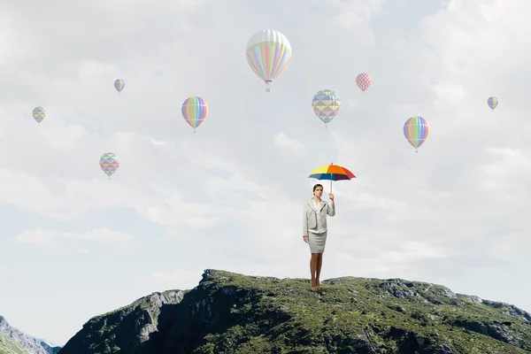 Femme d'affaires avec parapluie — Photo