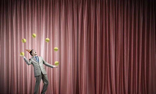 Geschäftsmann jongliert mit Bällen — Stockfoto
