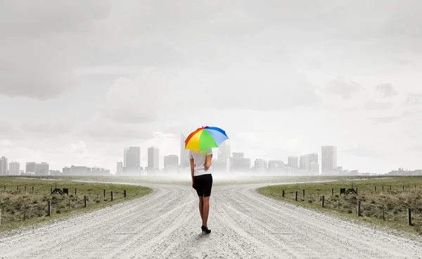 Geschäftsfrau mit Regenschirm — Stockfoto