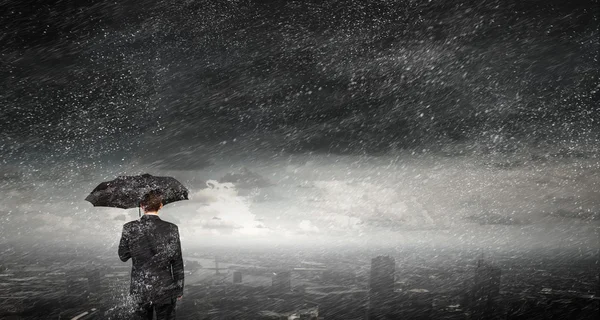 Homme d'affaires avec parapluie — Photo