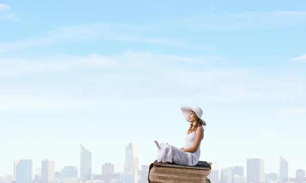 Lady using laptop — Stock Photo, Image