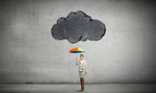 Geschäftsfrau mit Regenschirm — Stockfoto