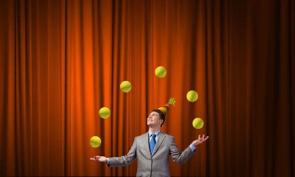 Homem de negócios malabarismo com bolas — Fotografia de Stock