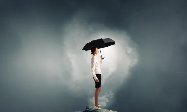 Frau mit Regenschirm — Stockfoto