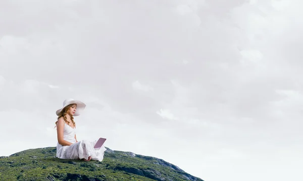 Lady using laptop — Stock Photo, Image