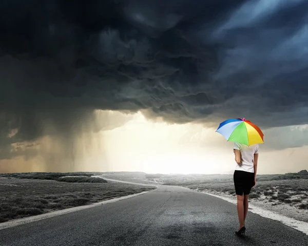 Geschäftsfrau mit Regenschirm — Stockfoto