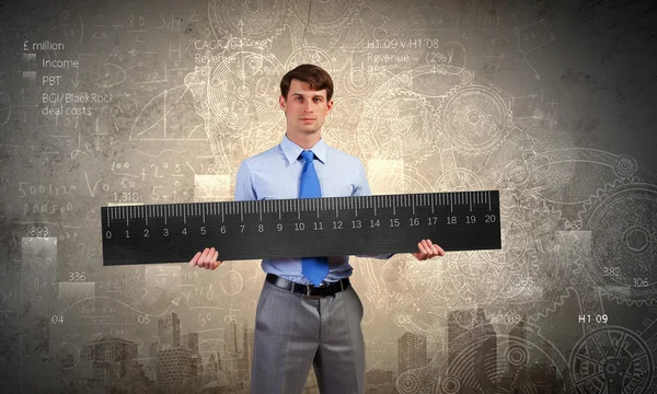 Hombre con escala — Foto de Stock