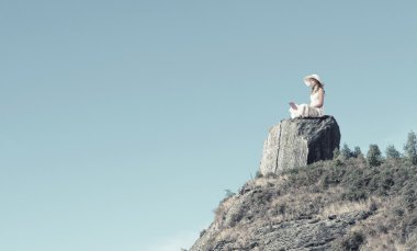 Laptop kullanan bayan